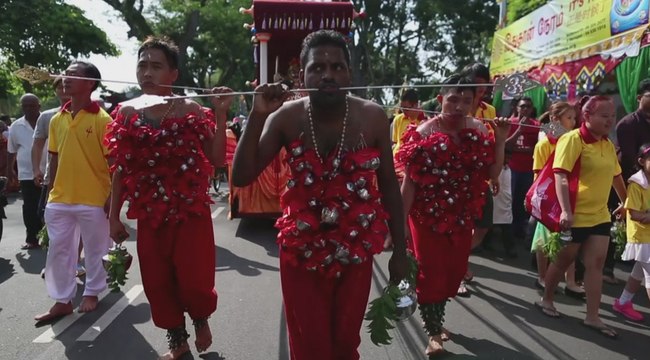 Prières et mutilations corporelles au festival Thaipusam