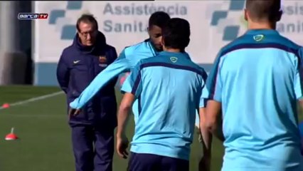 Barcelona train without injured Neymar