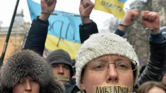 Ukraine's leader approves anti-protest laws