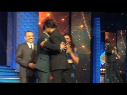After Shahrukh Khan, Salman Khan Hugs Long Time Rival Vivek Oberoi !