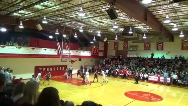 Ballon coincé sur le panier de Basket à la fin du match !