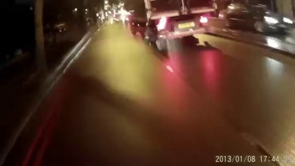 Guy tries to kick me of my bike after realising he isn't so smart... (GJ05 FGF)