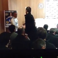 Mourinho cumprimenta jornalista lutador