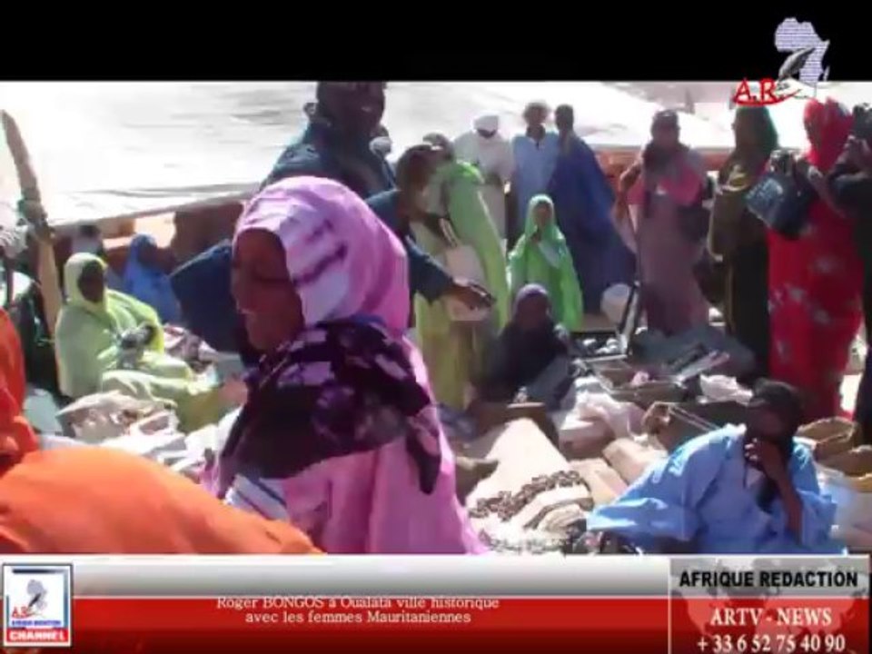 Roger BONGOS en danse au marché à Oualata , ville historique classée unesco avec les femmes mauritaniennes