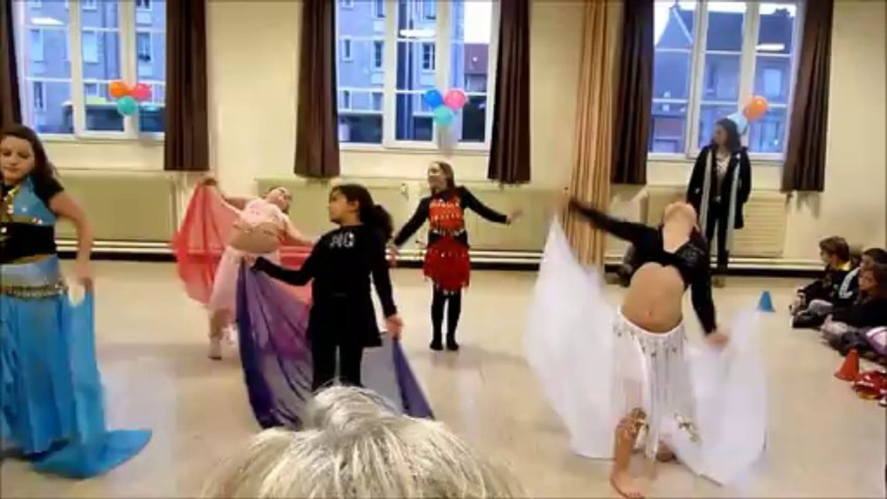 notre petite fille manon fait de la dance oriantal