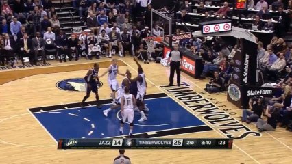 Derrick Favors rate deux dunks de suite