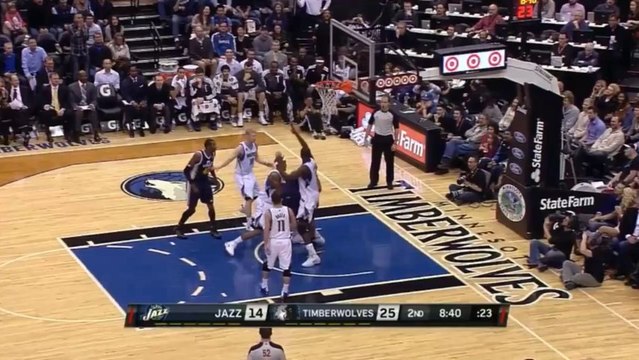 Derrick Favors rate deux dunks de suite