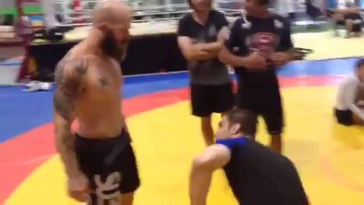 Un gars ceinture noire se fait respecter dans une salle de sport! Epique!