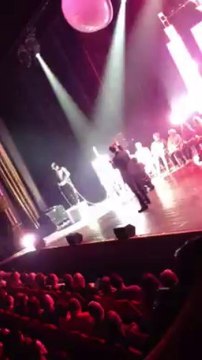 Messmer hypnotise des spectateurs liégeois sur la scène du Forum de Liège