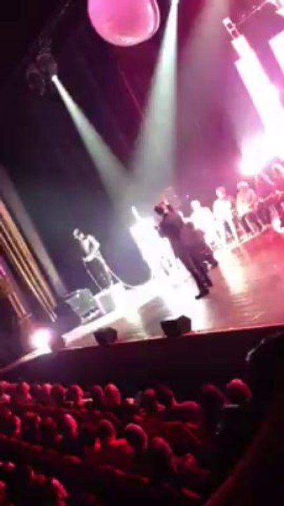Messmer hypnotise des spectateurs liégeois sur la scène du Forum de Liège