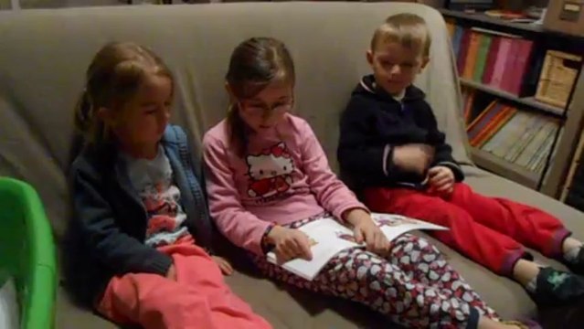 Lucie lit l'histoire du soir