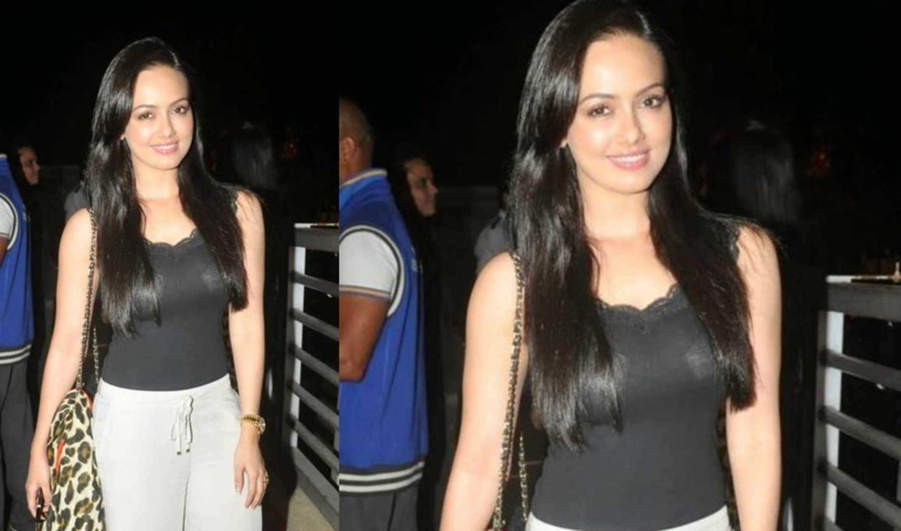 Sana Khan Flashes Her Bra Wardrobe Malfunction Video Dailymotion