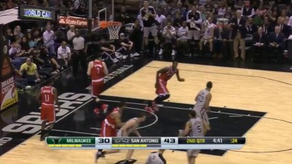 nando de colo 13 points face aux Bucks