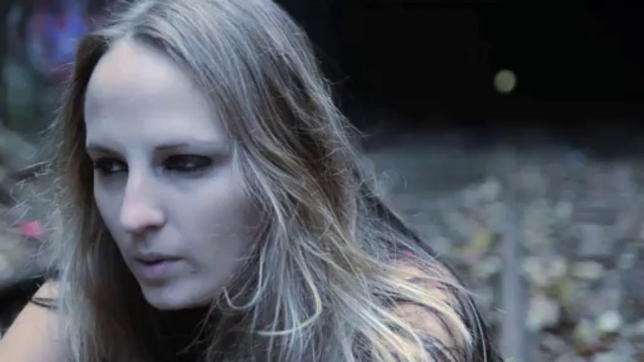 Emily Taliana la chanteuse rock de Vincennes Clip tourné à Vincennes J'ai trop froid Officiel