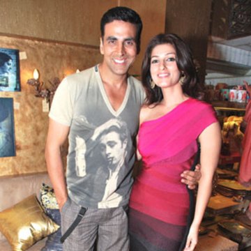 Akshay celebrates wedding anniversary