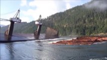 Un navire de transport très spécial : Il se penche à 45 degrès pour vider sa cargaison de bois!