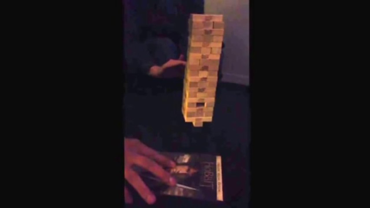 Enlever la pièce du bas sur un Jenga! Dingue...La tour ne tombe même pas...