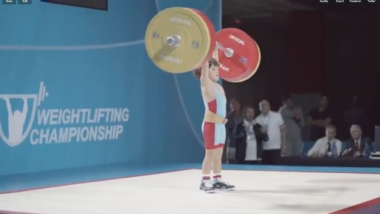 Une mère voit son fils comme un Haltérophile.. Pub Trop Drôle !!