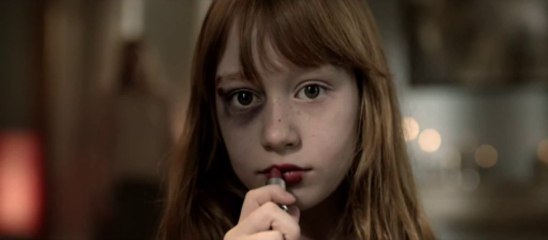Campagne télé contre les violences domestiques : une fille se maquille comme sa mère...