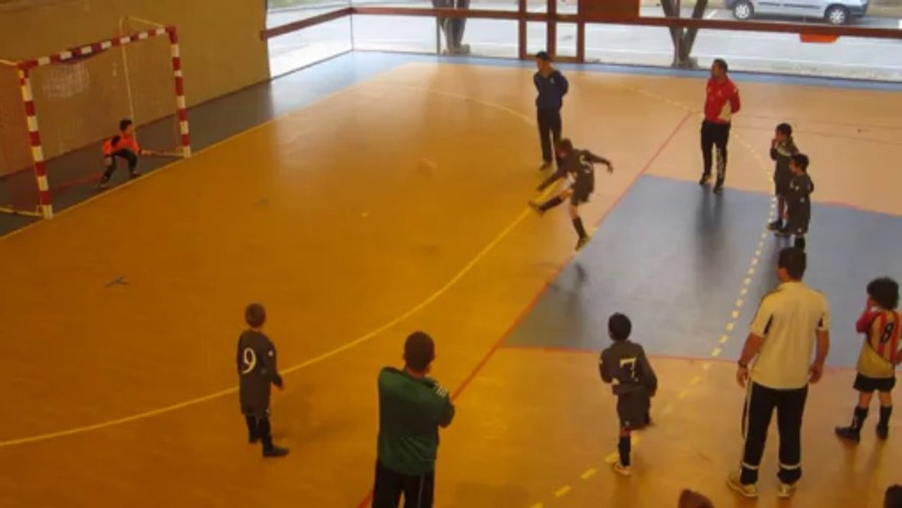 Tournoi Foot Ste Maxime - 22/12/13 - II - arret peno Mat