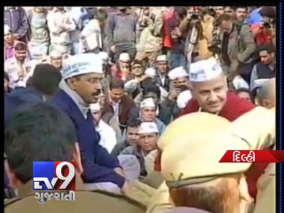 Arvind Kejriwal stages protest outside Rail Bhawan - Tv9 Gujarati