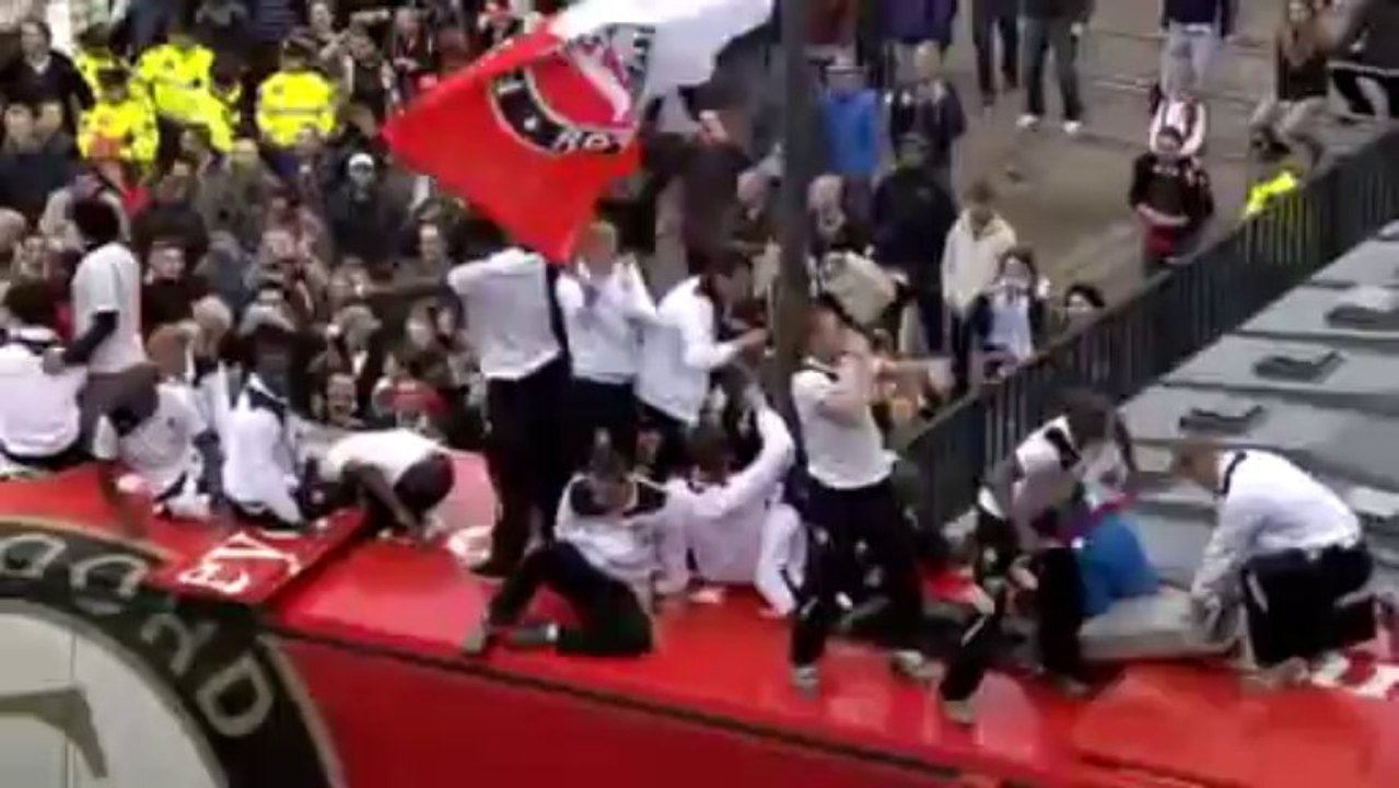 06-05-12 Spelersbus komt aan bij De Kuip