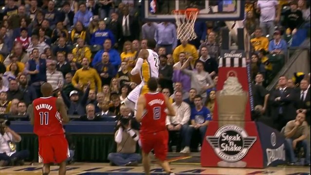 Paul George fait un Dunk 360 Windmill en plein match