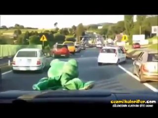 Polonya Yollarında Bir Ambulans (Türkiye'de Bolca Görmek İstediğimiz Hareketler)