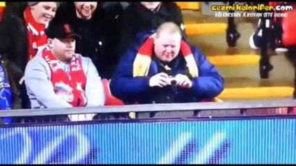 Panoya Takılıp Düşen Futbolcu ve Vurdumduymaz Taraftar