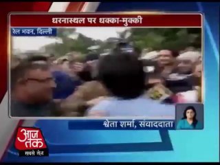केजरीवाल के धरना स्‍थल पर हंगामा, धक्‍का-मुक्‍की