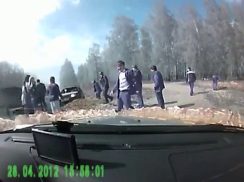 Une voiture percute au moins 6 personnes sur le bord de la route... Violent crash!