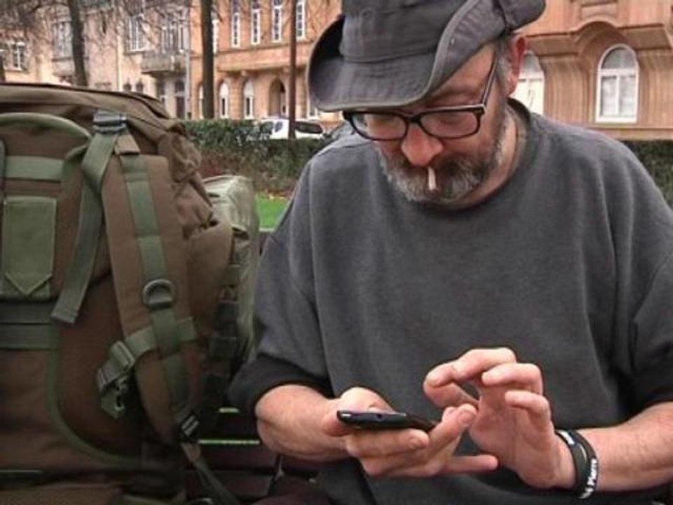 "Tweet 2 Rue": rencontre avec Patrick, "twittos" et sans-abri - 21/01