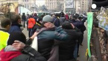 Kiev: se la situazione in strada sembra calma, monta tensione diplomatica
