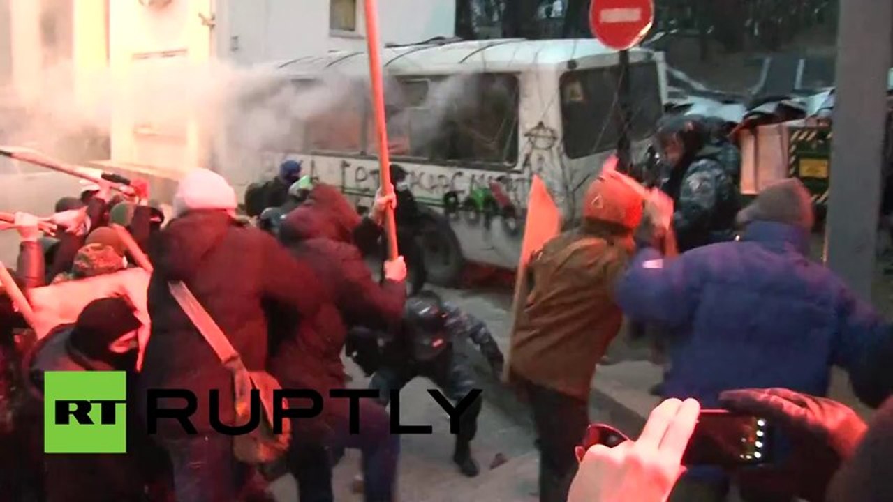Ukraine : Manifestants frappent les policiers avec des barres de fer