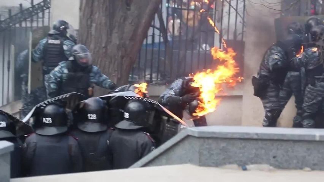 Kiev : Les policiers brûlent vivants à cause de cocktails molotov