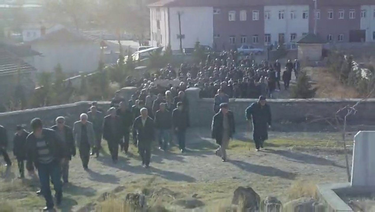 MEZARLIK GİRİŞ