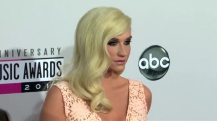 Ke$has Mutter sagt, sie wäre fast gestorben