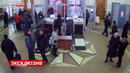 Реальное видео теракта на Волгоградском вокзале. (Обратите внимание куда смотрят  полицейские  перед взрывом...)