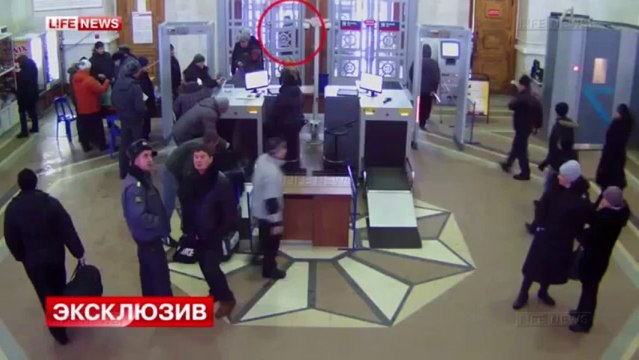 Реальное видео теракта на Волгоградском вокзале. (Обратите внимание куда смотрят полицейские перед взрывом...)