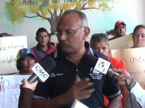 Docentes disgustados ante la destitución de 8 directores de instituciones públicas del municipio Simón Bolívar. 24.09.13