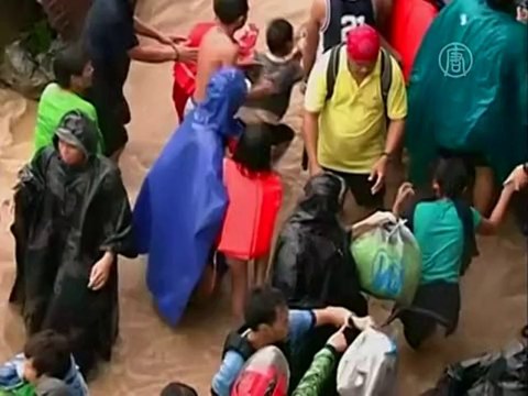 Филиппины: 700 000 человек бегут от наводнения