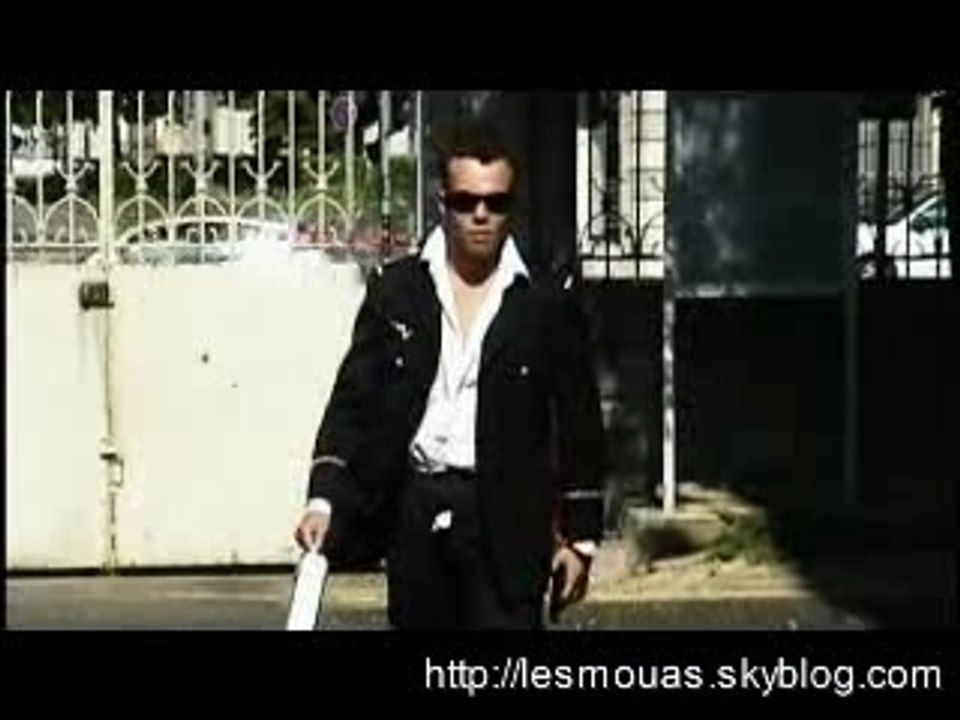 Les Mouas - Julien et la célébrité