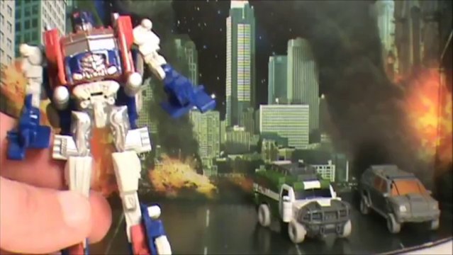 TRANSFORMERS 3 DOTM BATTLE IN THE MOONLIGHT CYBERVERSE OPTIMUS PRIME RATCHET CRANKCASE TOY REVIEW
