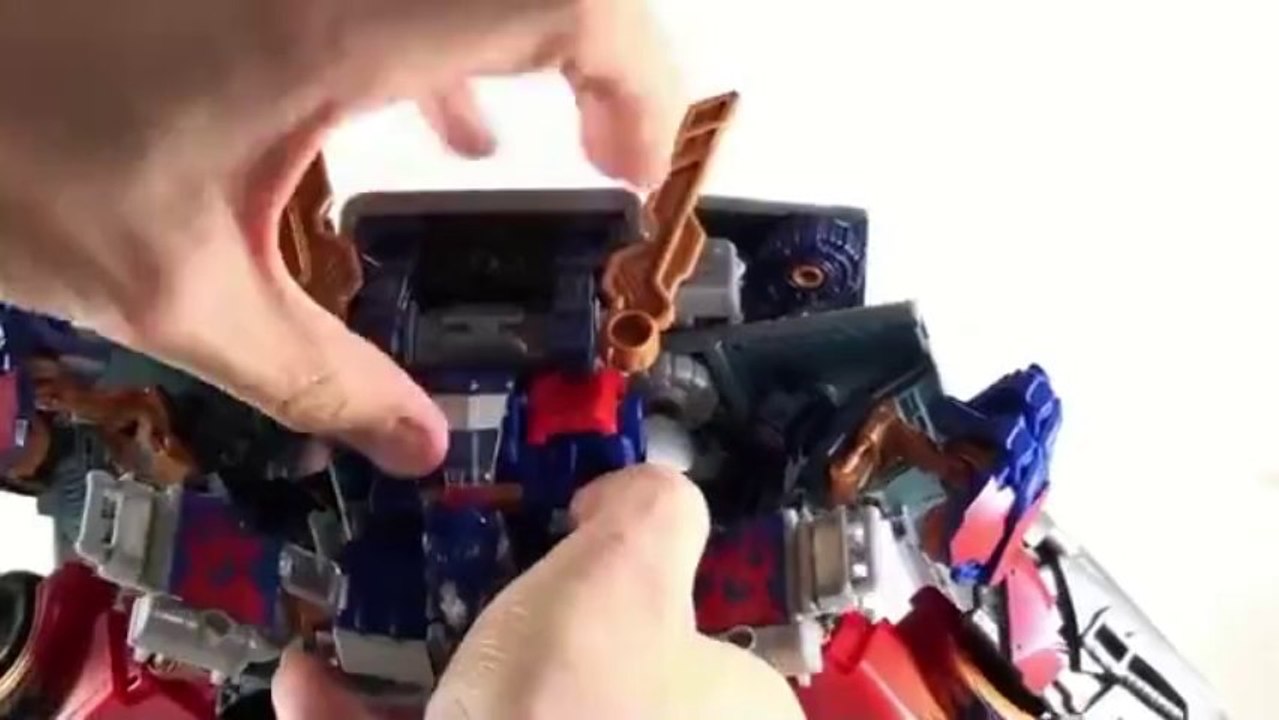 Video Review of the Transformers 3 Dark of the Moon (DOTM) ; Ultimate Optimus Prime