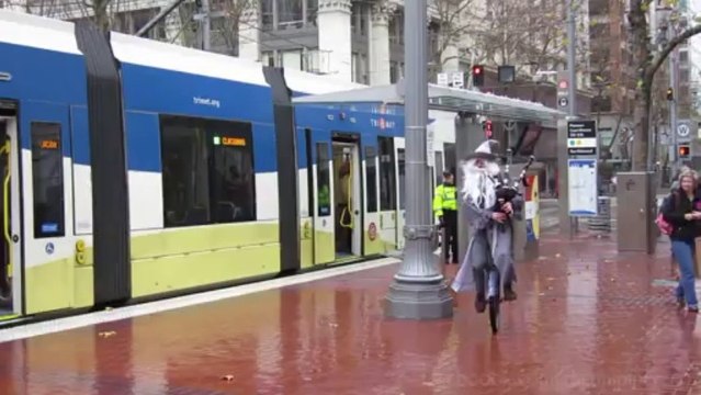 Gandalf joue de la cornemuse sur un Monocycle... la BO du seigneur des anneaux !!