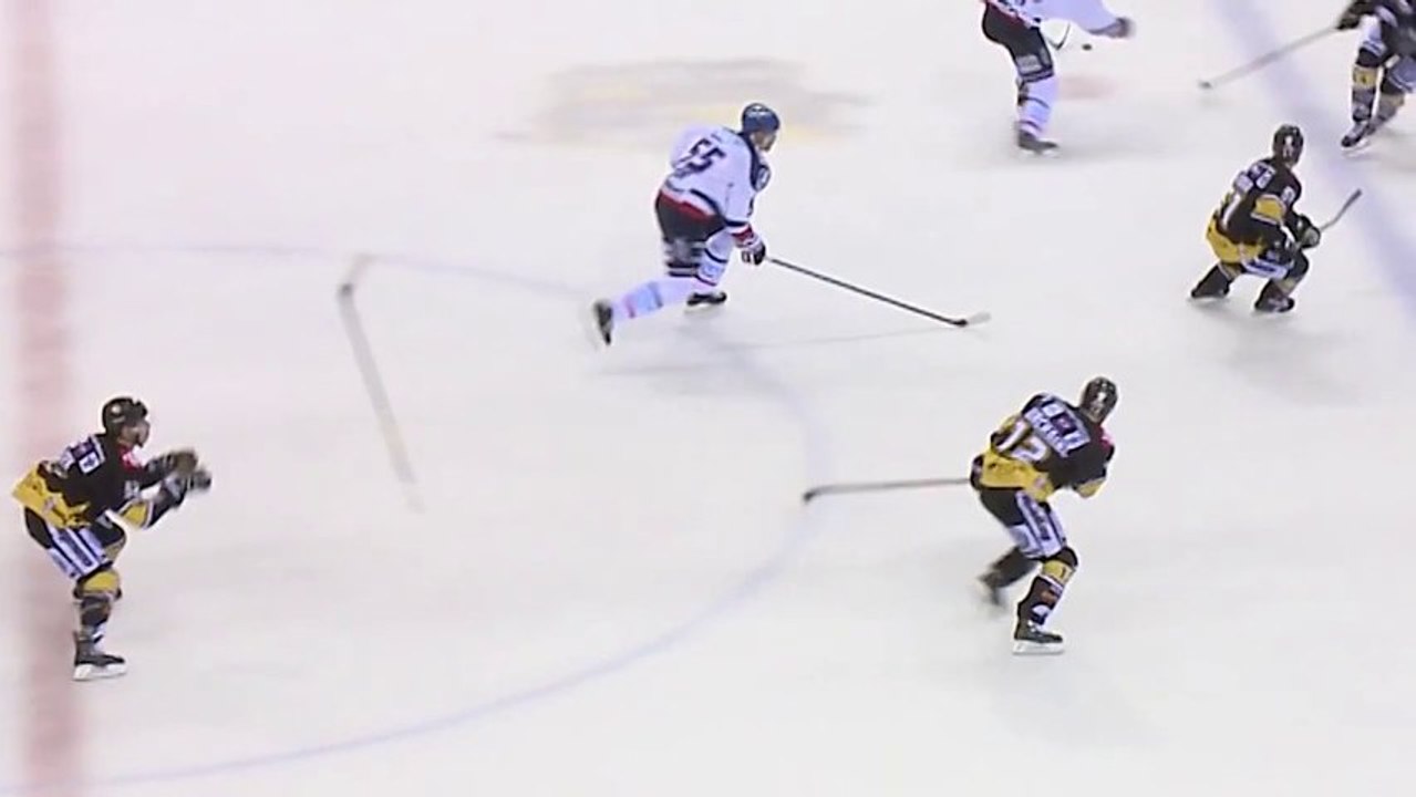 Hockey sur glace : il renvoie la crosse à son coéquipier qui l'avait perdu en lui faisant une passe!