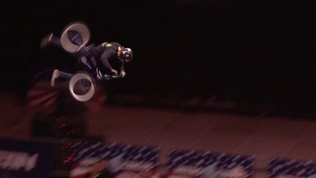 Nouvelle figure en BMX... Pure folie avec ce Front Forward BMX Bike Flip par Ryan Williams.