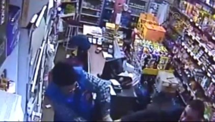 Soyguncunun elinden tabancayı böyle aldı