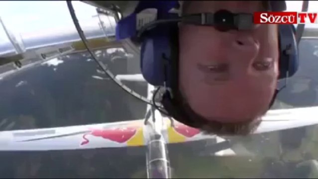 Uçan iki uçağın üstünde duran adam