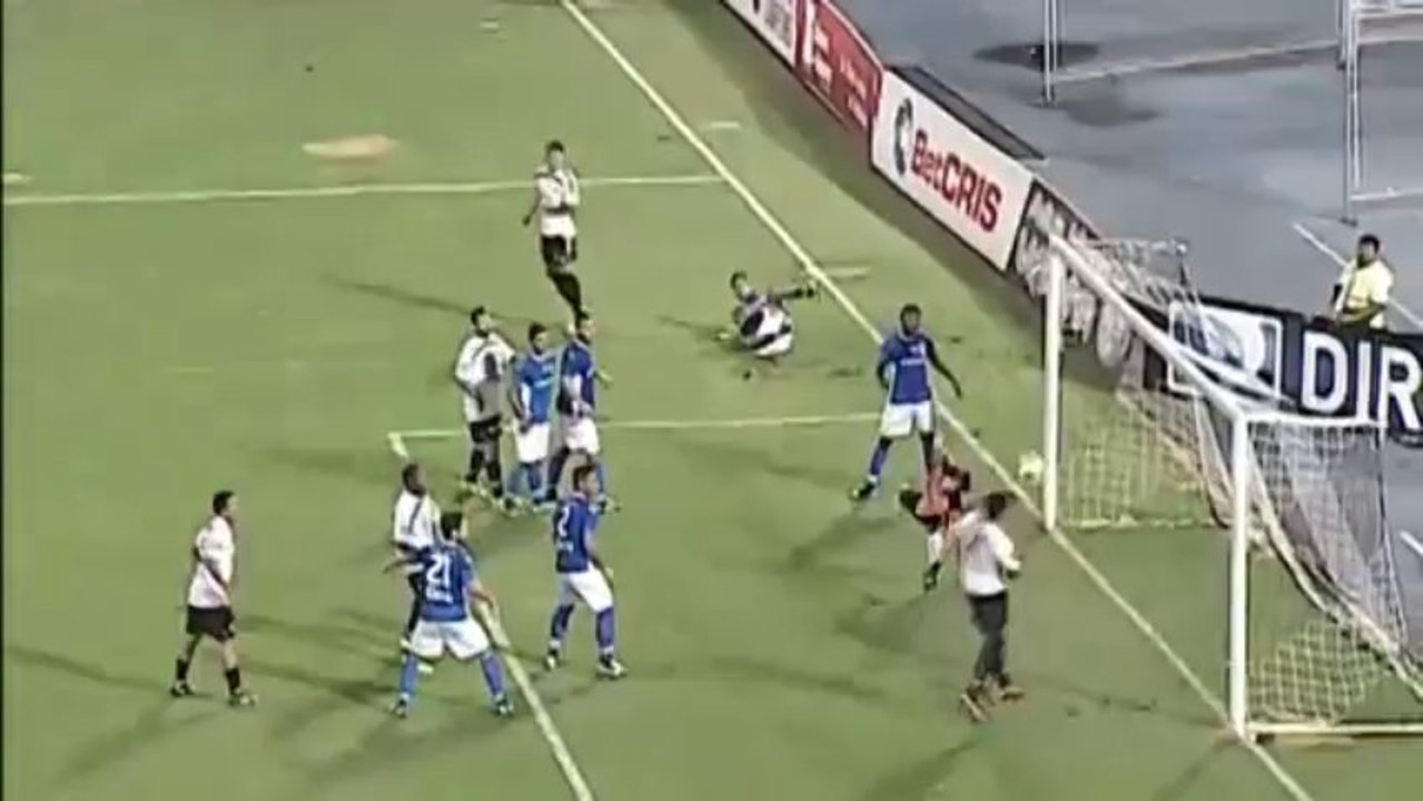 Monumental error en linea de gol